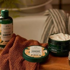 The Body Shop Piling za telo z mandljevim mlekom 240 ml