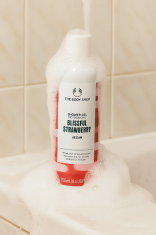 The Body Shop Blagodejni jagodni gel za prhanje 250 ml