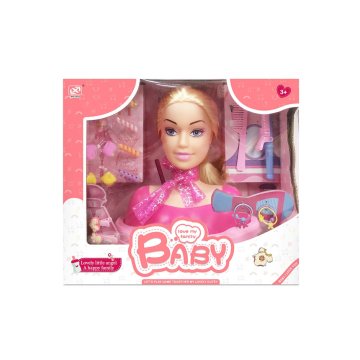 Denis Česanje glave lutke z dodatki