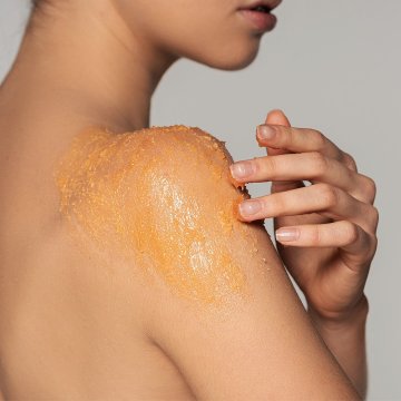 shumee Revitalizirajoči sladkorni piling za telo z vonjem pomaranče in mete + energijski odmerek C, 300 g