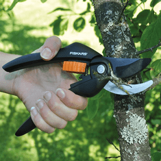 Fiskars SingleStep Bypass škarje za obrezovanje P26 črno-oranžne (1000567)