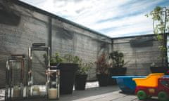 shumee Balkonska prevleka UV 95% zaščitna podloga za ograjo balkona in terase z okovjem 80 x 300