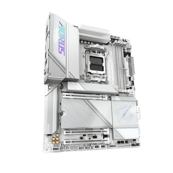 Trojne PCIe 5.0 M.2 reže