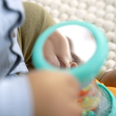 Bright Starts Just for Sun glasbena igrača z ropotuljico 6m+