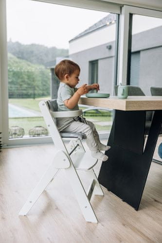 Otrok sedi na Finny Fold stolu za hranjenje