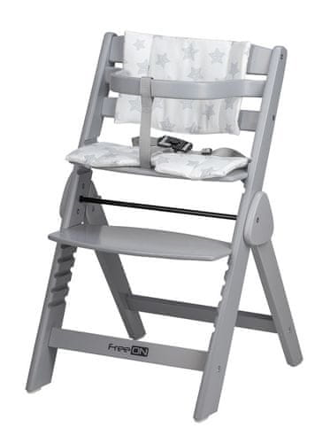 Otrok sedi na Finny Fold stolu za hranjenje