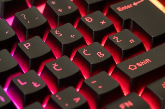 Tipkovnica z robustno zasnovo in osvetlitvijo