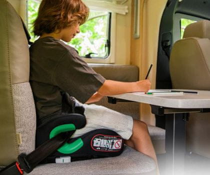 Otrok sedi na MoMi VENKO avtosedežu