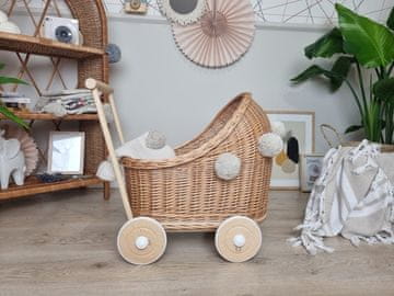shumee Voziček za punčke iz naravnega protja s cofki in posteljnino