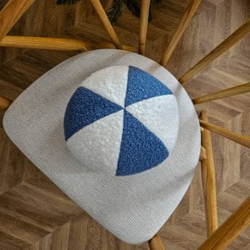 Vzglavnik SOFT LOOP | bela in modra kroglica