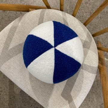 Vzglavnik SOFT LOOP | bela in plavično modra kroglica
