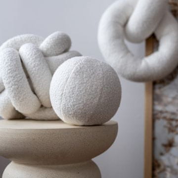 Vzglavnik SOFT LOOP | bela majhna kroglica