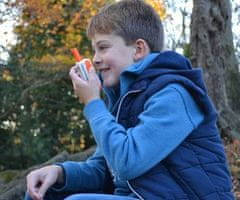 Motorola T42 walkie talkie komplet, 16 kanalov, doseg 4km, modro oranžen + dodatki