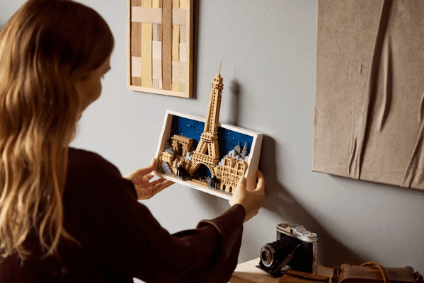 Razstavljen LEGO Architecture Pariz na steni
