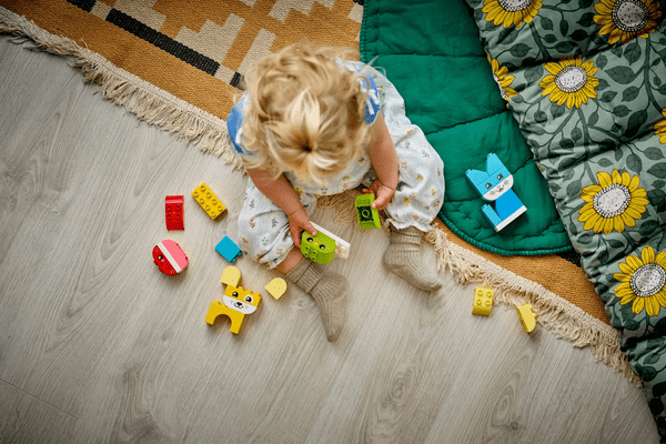 Malček sestavlja DUPLO psa