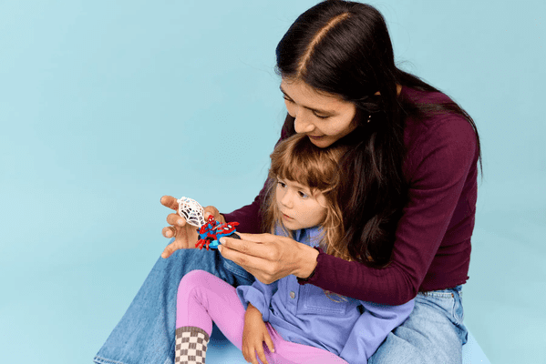 Spidey ujame Rhina v mrežo