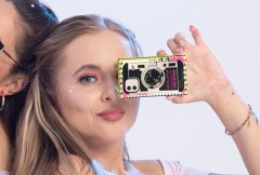 Makeup Revolution X Emily In Paris Camera Queen paleta senčil za oči (paleta) 6,3 g