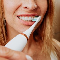 Concept Sonična zobna ščetka s potovalnim kovčkom Perfect Smile bela ZK7010