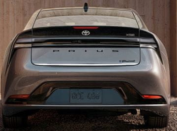 shumee Toyota Prius V 5 2023+ Kromirana obloga pokrova prtljažnika - Tuning and Style