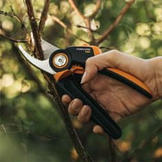 Fiskars PowerGear Bypass Pruner M P921 vrtne škarje za obrezovanje vej do 24 mm, črno/oranžne (1057173)