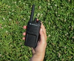 Motorola XT420 walkie talkie, 1-KIT, PMR446, 16 kanalov / 219 privatnih kod, doseg 9km,+dodatki, črn
