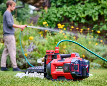 Baterijska vrtna črpalka Einhell AQUINNA v uporabi