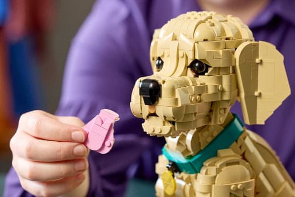 LEGO zlati prinašalec kot okras v pisarni