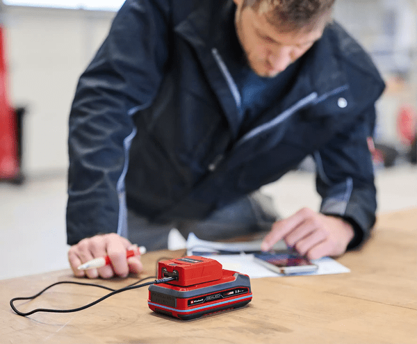 Polnjenje dveh naprav hkrati prek USB-A in USB-C