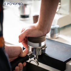 Nikcorp Distributer za kavo Premium Barista 58 mm, izravnalnik kave za espresso, nerjavno jeklo in naraven les, profesionalno orodje za enakomerno porazdelitev kave v filtru, ergonomski ročaj, preprečuje