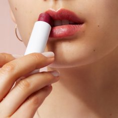 BEIERSDORF nivea negovalna šminka z vonjem po črnilu Blackberry Shine 4