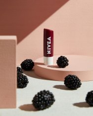 BEIERSDORF nivea negovalna šminka z vonjem po črnilu Blackberry Shine 4