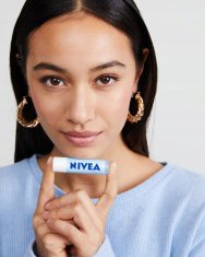 BEIERSDORF Nivea Hydro Care hranilna šminka 4