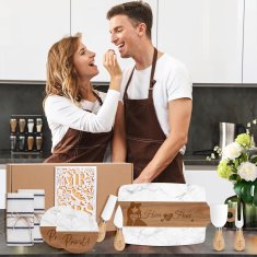 Nikcorp Darilni komplet za sir 11-delni, elegantna deska iz akacijevega lesa in marmorja, vključuje 4 nože, 2 podstavka, 2 prtička in voščilnico, personalizirano darilo za mladoporočenca, vrhunska kakovost