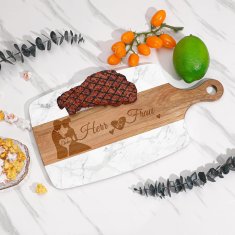 Nikcorp Darilni komplet za sir 11-delni, elegantna deska iz akacijevega lesa in marmorja, vključuje 4 nože, 2 podstavka, 2 prtička in voščilnico, personalizirano darilo za mladoporočenca, vrhunska kakovost