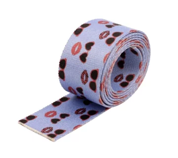 4 cm x 140 cm poliestrski trak, vzorec ustnic, zapenjanje