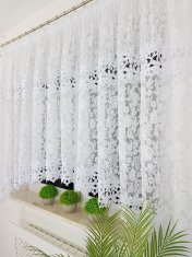 Že izdelana zavesa 300x160 cm s 3D vezenjem in gipur čipko, prišita v krivulji