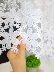 Že izdelana zavesa 300x160 cm s 3D vezenjem in gipur čipko, prišita v krivulji