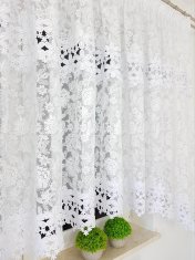 Že izdelana zavesa 300x160 cm s 3D vezenjem in gipur čipko, prišita v krivulji