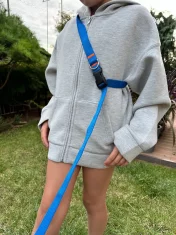 Povodec za pse z amortizerjem 480 cm MODRE barve, nastavljiv, prostoročen, izdelan na Poljskem