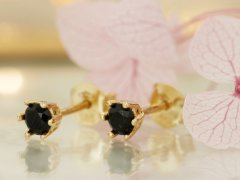 shumee Zlati uhani 585 s črnim oniksom, nežni in elegantni