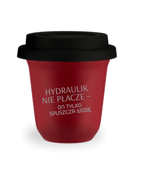 shumee 80 ml rdeč vrček "Vodovodarji ne jokajo - samo splakujejo", s črnim pokrovom
