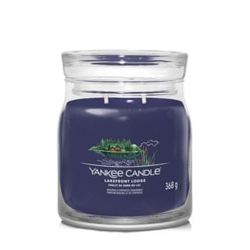 Yankee Candle Lakefront Lodge - Yankee Candle Signature - Srednja sveča z dvema stenjema - Novo za leto 2022