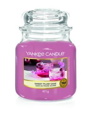 Yankee Candle Sladko slivov sake - Yankee Candle - srednje velika dišeča sveča - novost za leto 2022