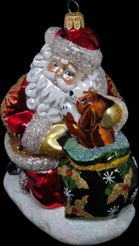 shumee Ročno poslikana steklena kroglica, ki prikazuje Božička, ki crklja ljubkega psa v vreči, polni daril.
