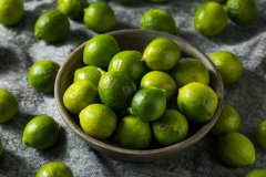 LIMETA V SIRUPU kot dodatek čaju ali koktajlom