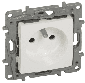 LEGRAND NILOE Enojna vtičnica z/brez 16 A 250 V z zaklopkami, bela 764527