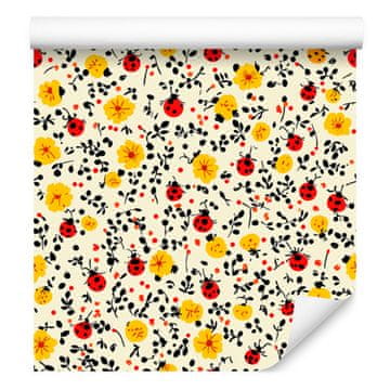 Tapeta z motivom pikapolonic v krem, bež in rumeni barvi za dnevno sobo in spalnico 50x1000 cm