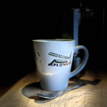 Vrček za latte Alp d'Huez Cyclist - popolno darilo za kolesarja