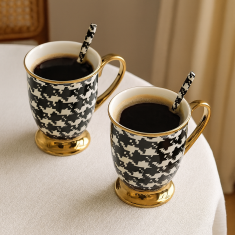 Porcelanaste skodelice z žlicami v darilni škatli, kolekcija Pepitka