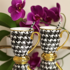 Porcelanaste skodelice z žlicami v darilni škatli, kolekcija Pepitka